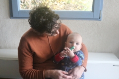Mamie Martine regarde bébé Sol qui regarde papi Rémy qui regarde bébé Sol